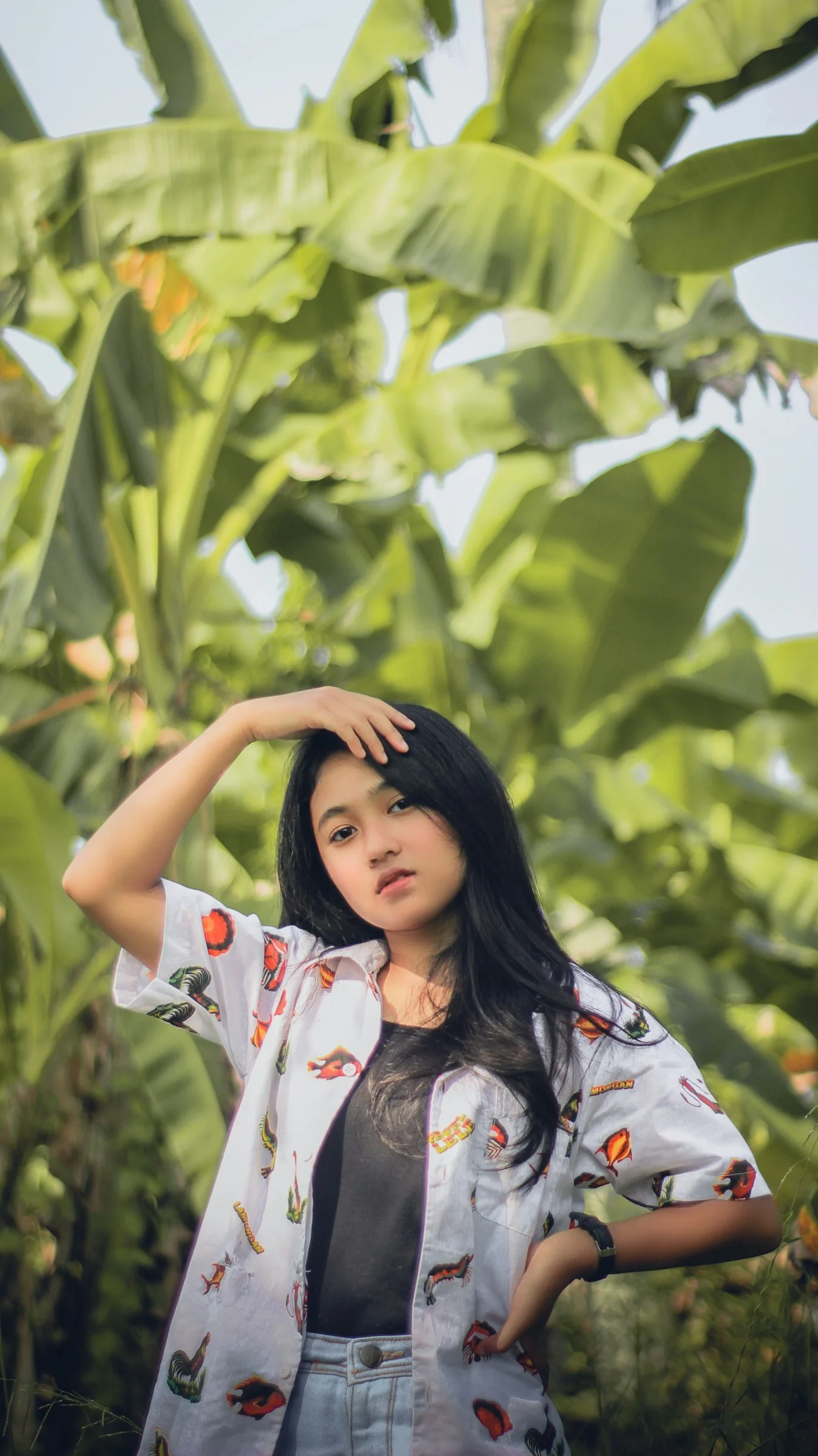 바나나 나무 앞에 서 있는 여성