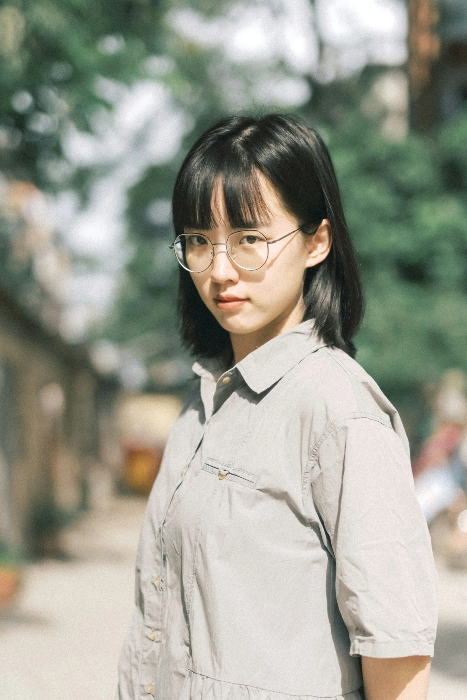 一个戴着眼镜站在街上的女人