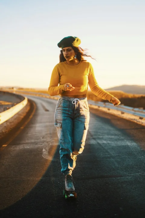 一位女性在道路上滑滑板