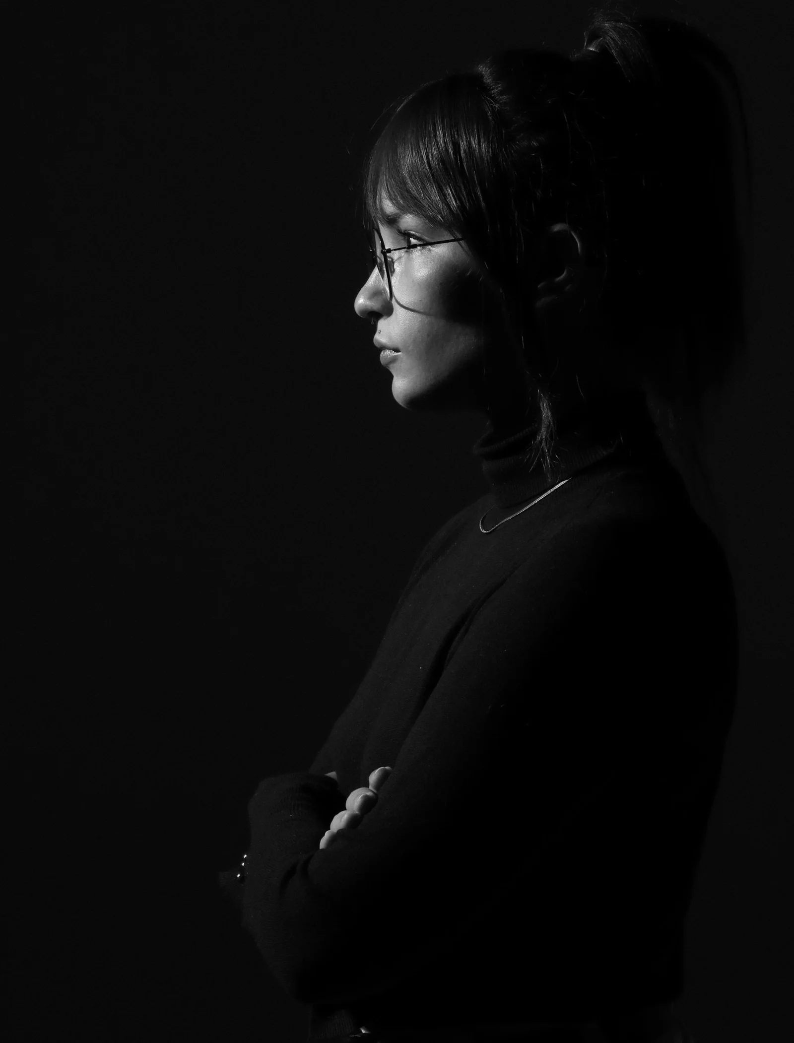 穿黑色背心的女子