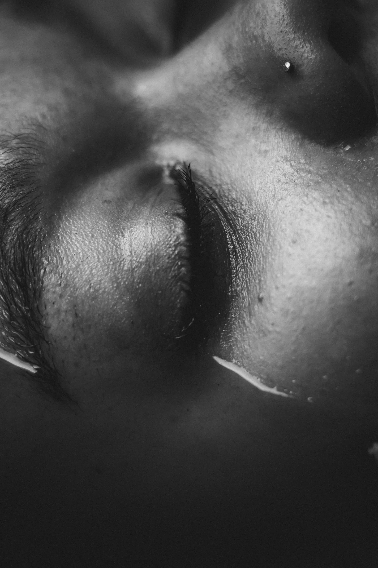 女性の顔の白黒写真
