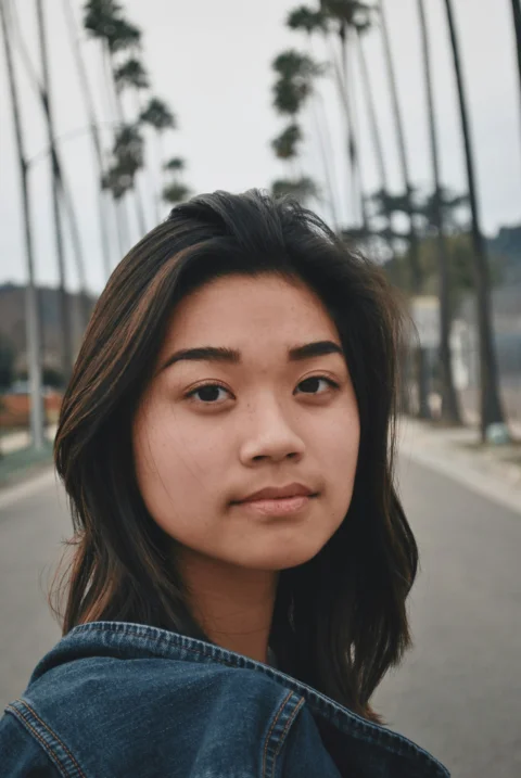 身穿蓝色牛仔外套的女人的浅景深照片