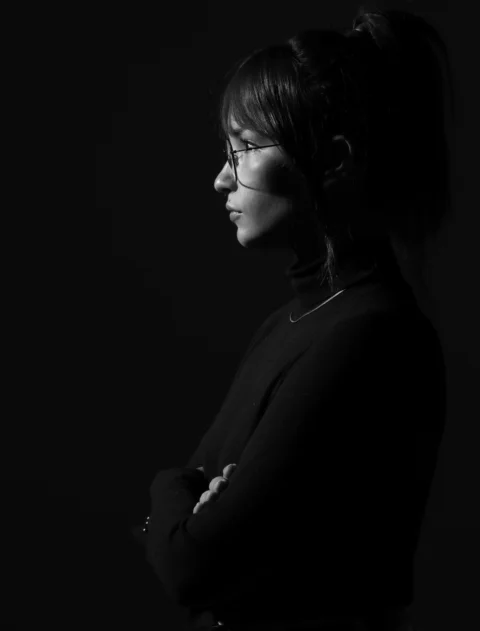 穿黑色背心的女子