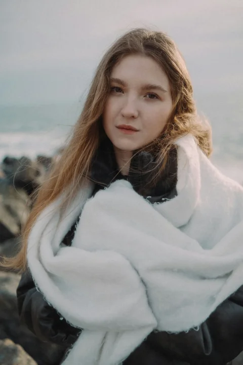一位年轻女子在海边摆姿势