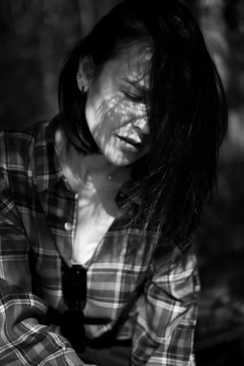 脸上映着阳光影子的女子