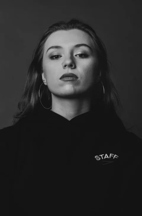 一名穿黑白adidas上衣的女子