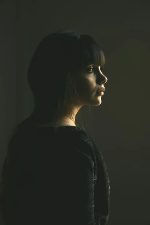 女人看向她的右侧