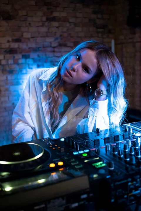 dj, woman, disco, young woman