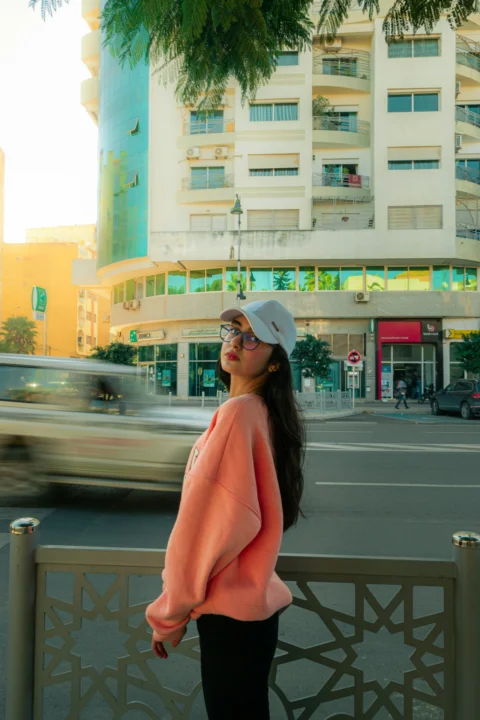 一位站在路边的女子