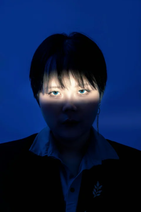 蓝眼睛、穿黑色夹克的女子