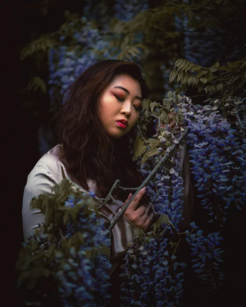 手里拿着一束紫色鲜花的女人