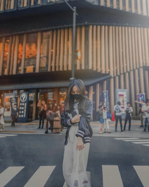 一名戴口罩的女子正在过马路