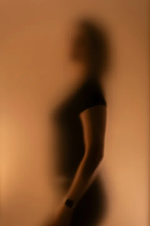 透过磨砂玻璃看到的女人剪影