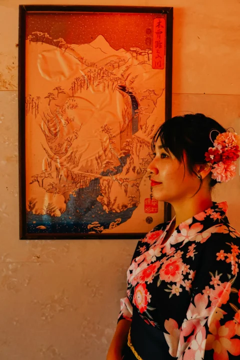 身穿黑白紅花卉洋裝的女子