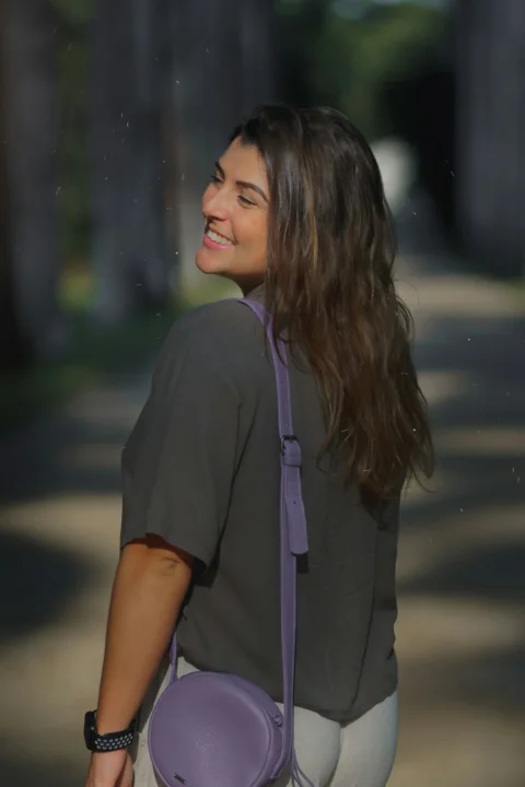 穿紫色圆领T恤的女人
