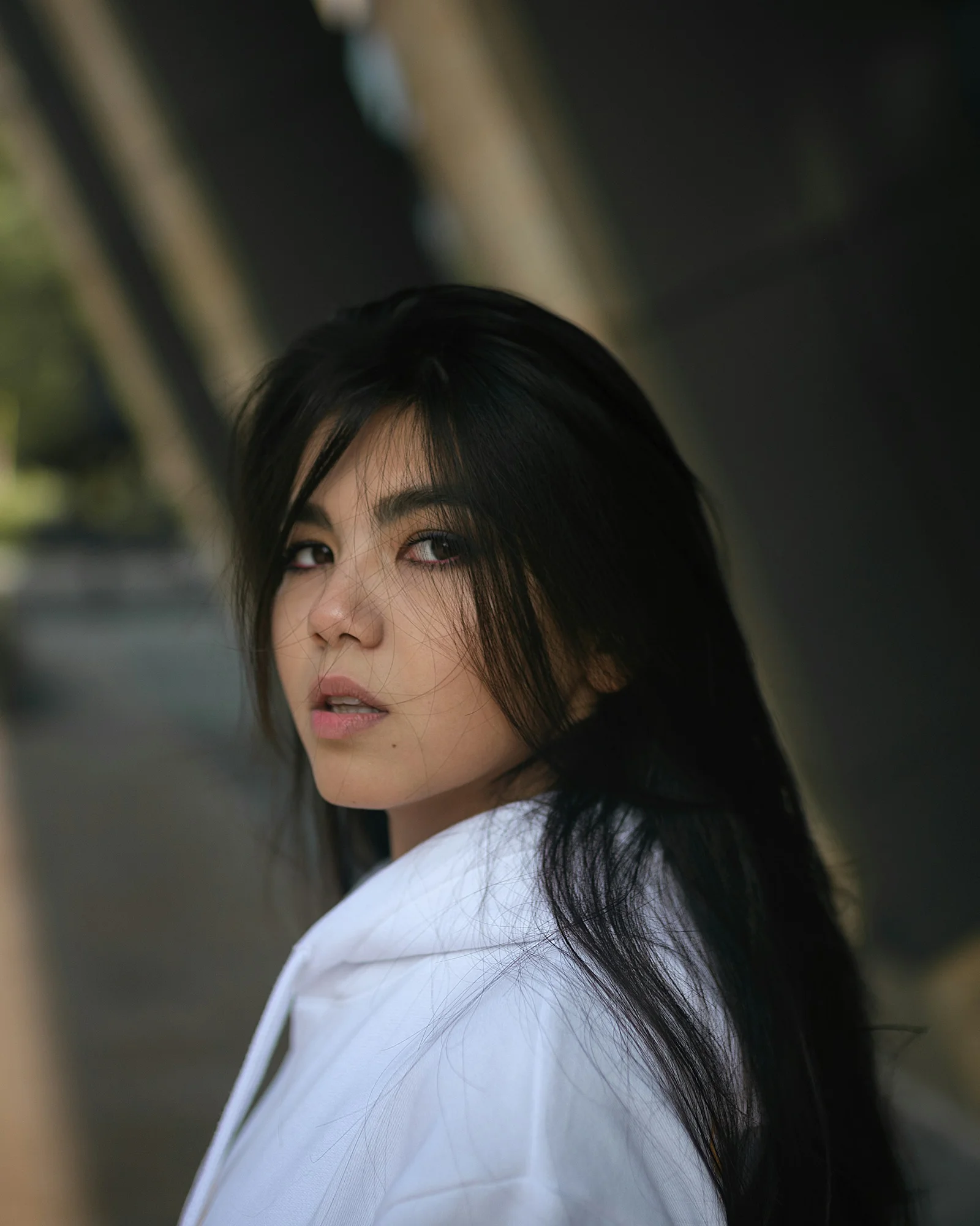 穿着白衬衫低头看的女人