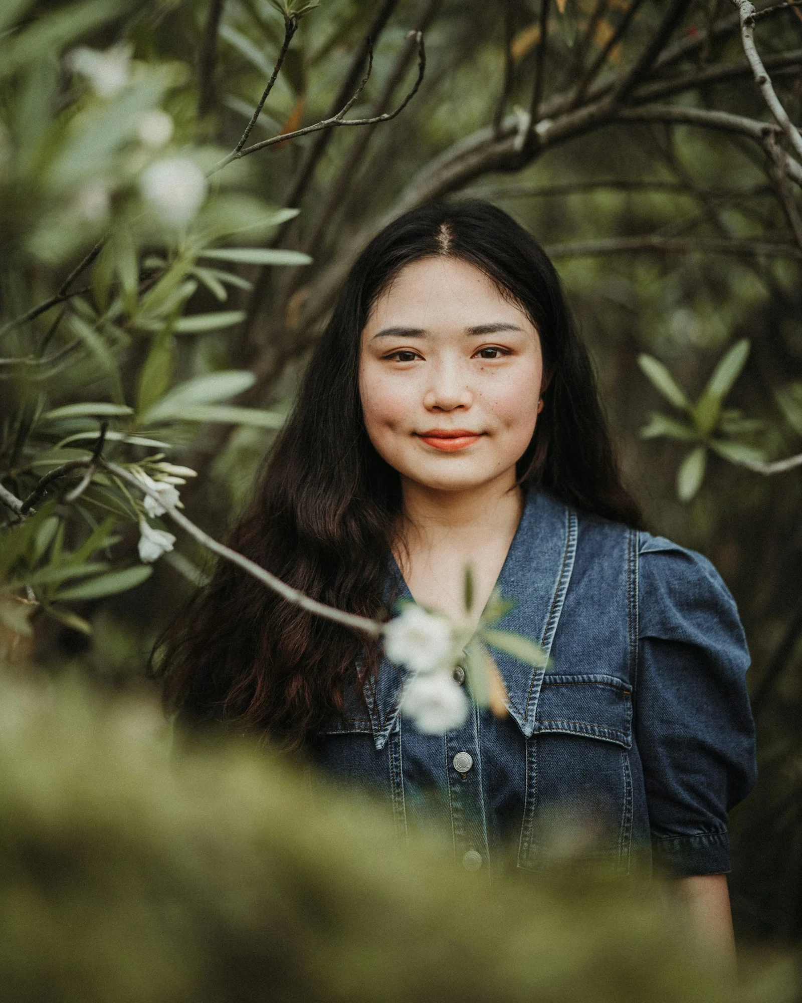 一名女人站在樹前