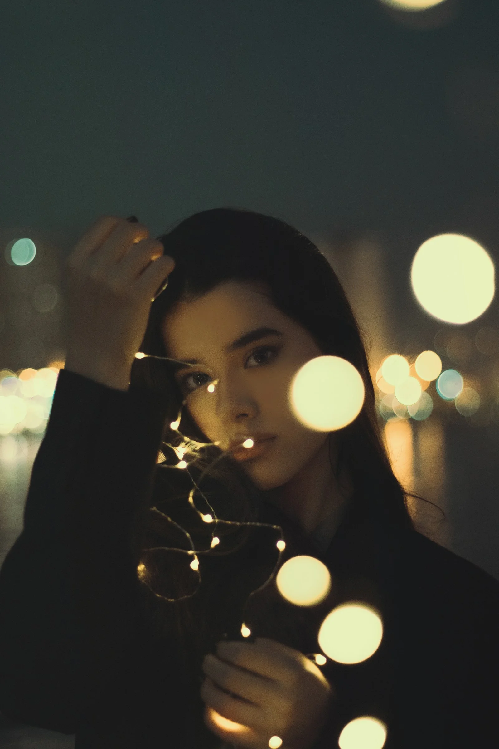 휴대 전화를 얼굴 앞에 든 여성