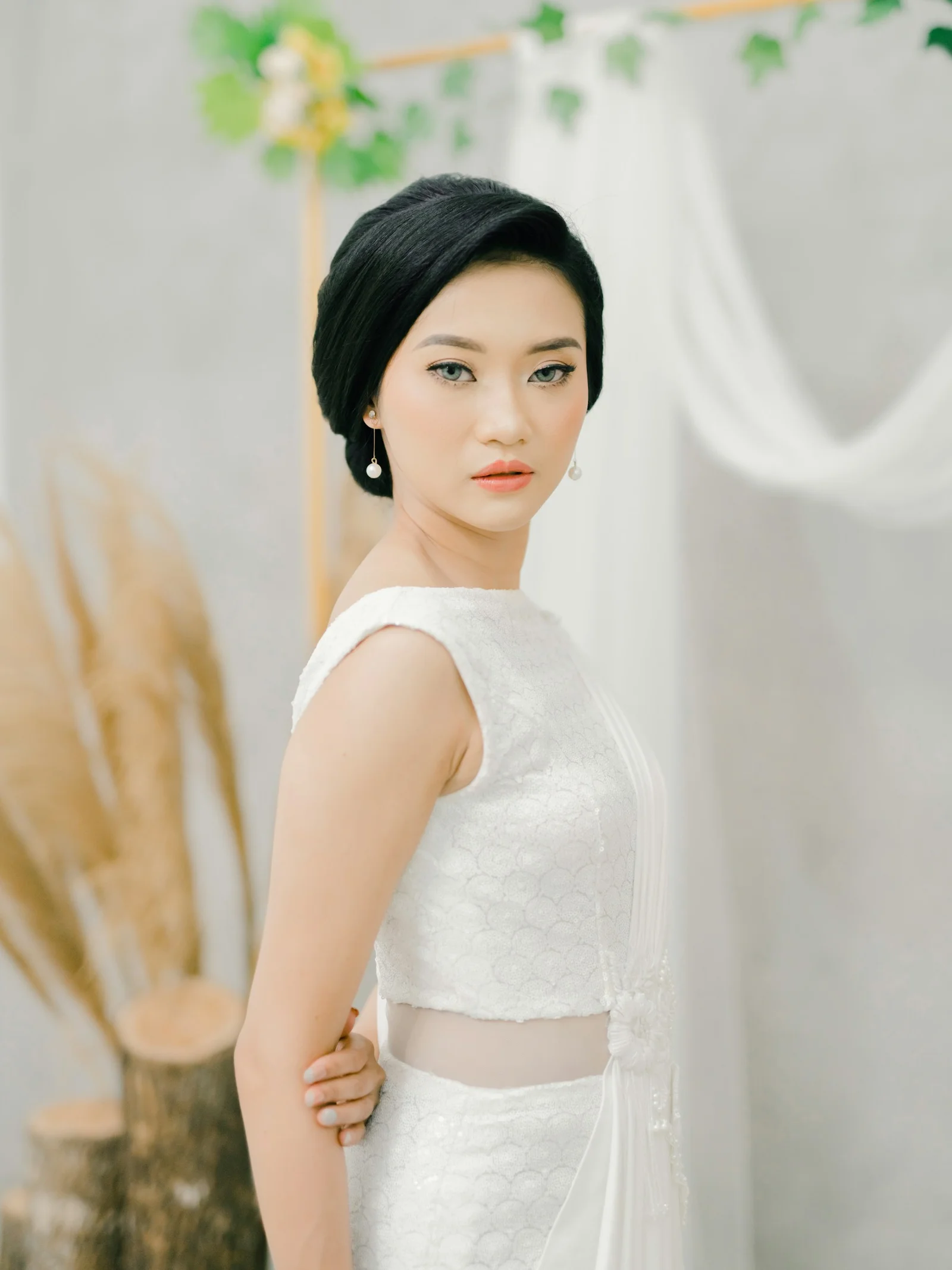 穿着白色无袖连衣裙的女人
