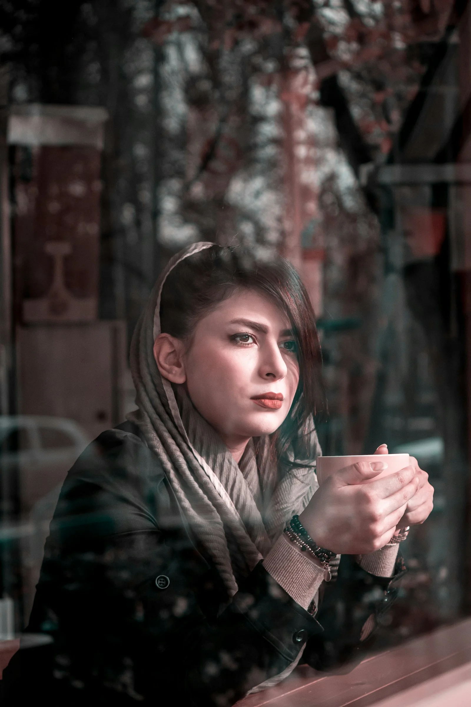 穿黑色皮夾克的女子
