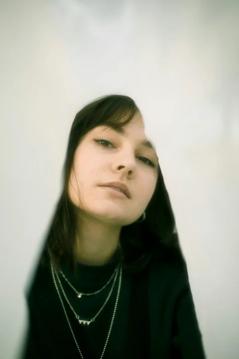 身穿黑色拉鍊外套的女子