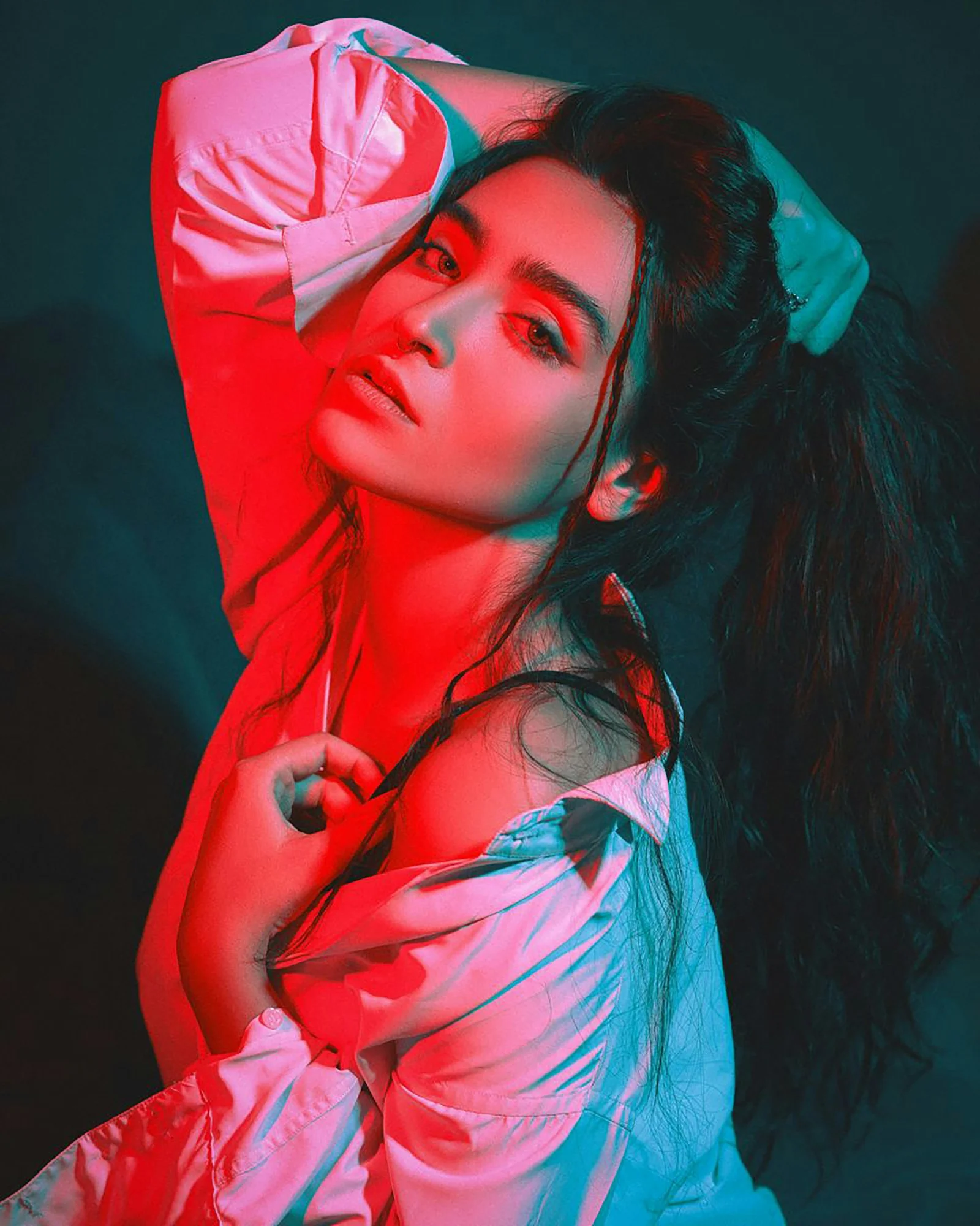 穿藍色和粉紅色洋裝的女人