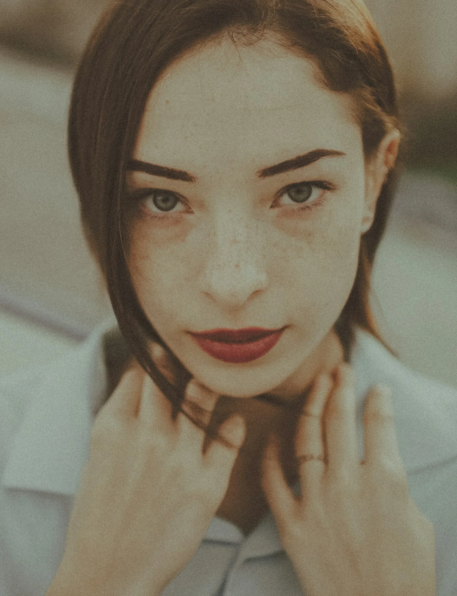 穿着白衬衫涂着红色口红的女人