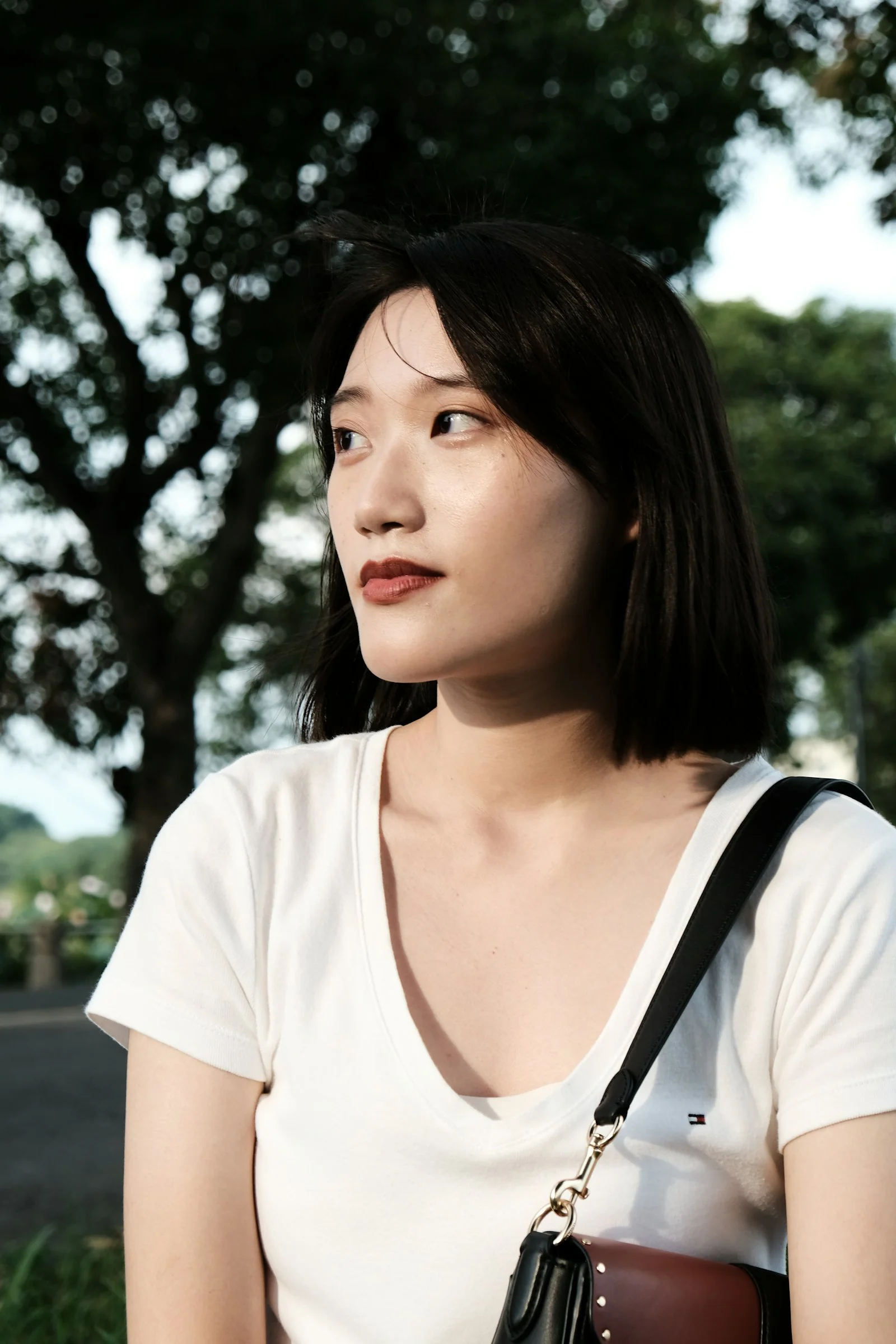 身穿白色衬衫的女子