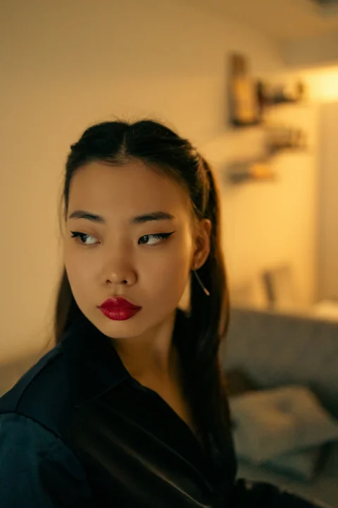黒いシャツに赤い口紅の女性