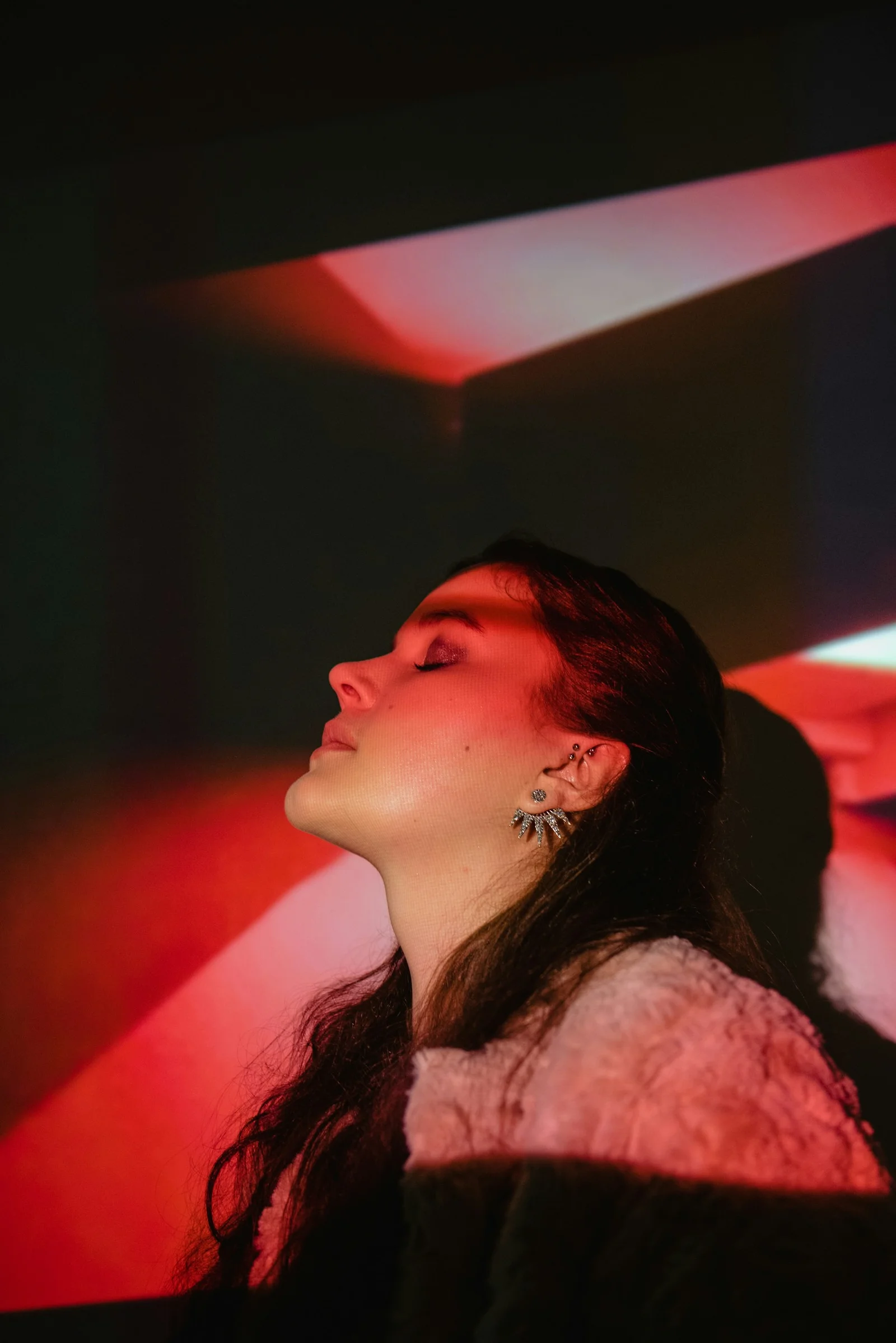 身穿白色碎花衬衫的女人