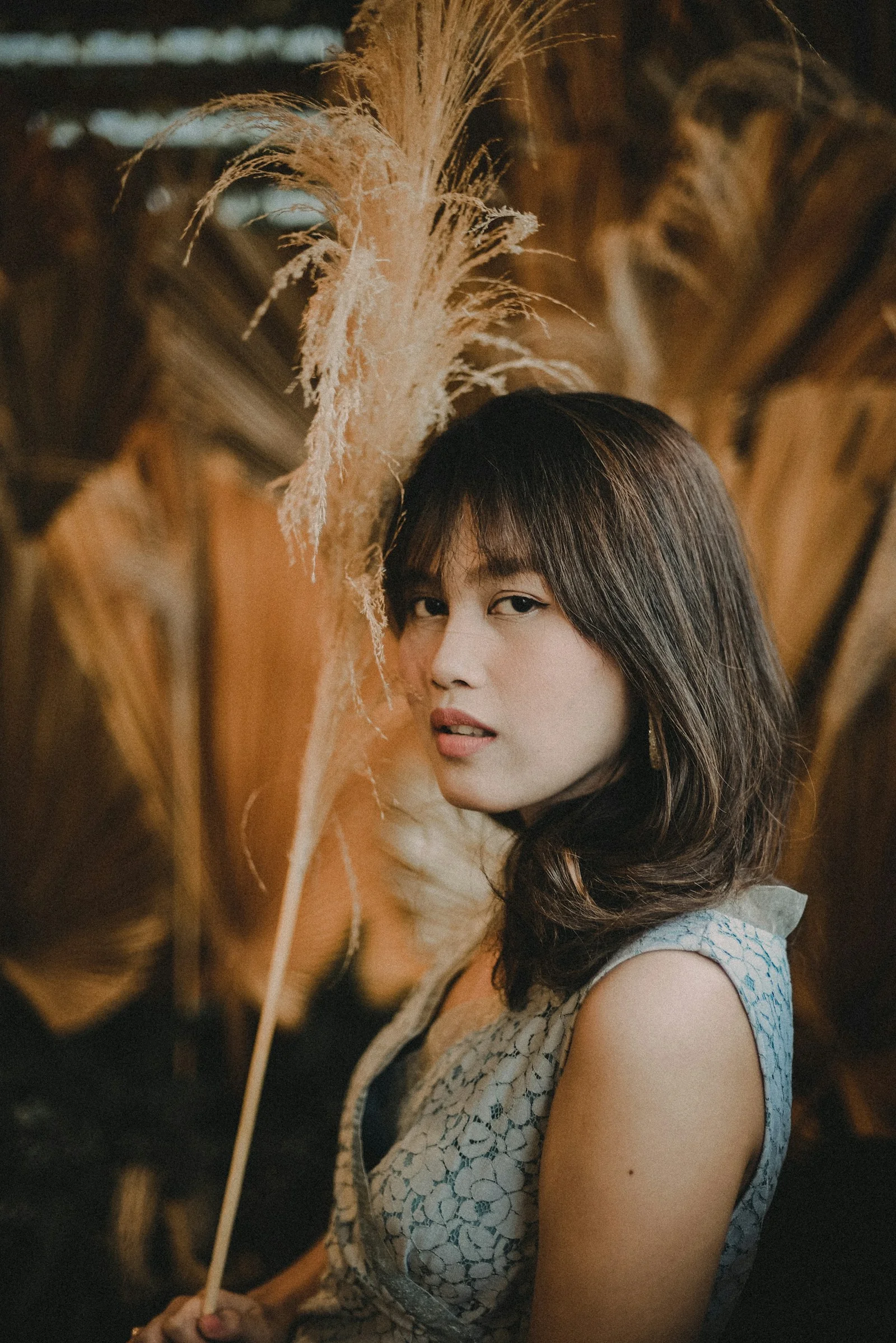 白いタンクトップを着た女性