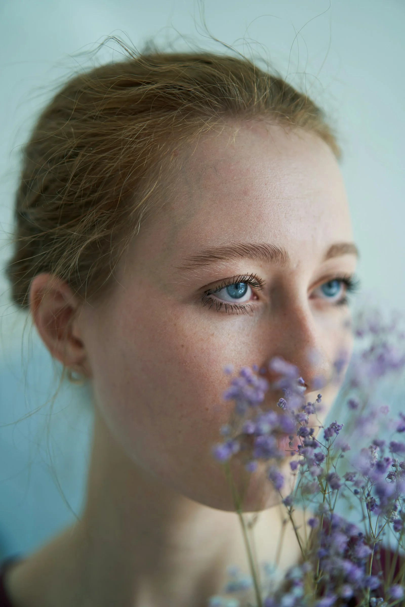 一個藍眼睛的女人捧著一束花
