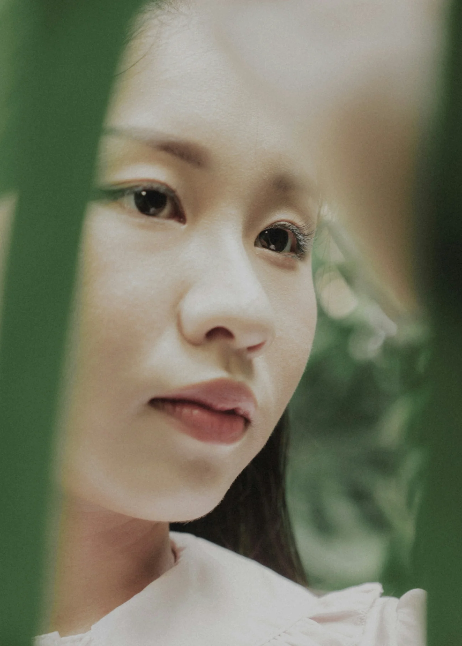 望着镜头的年轻亚洲女人