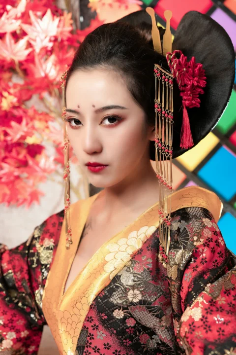 身穿艺伎服装、发间别着红花的女子