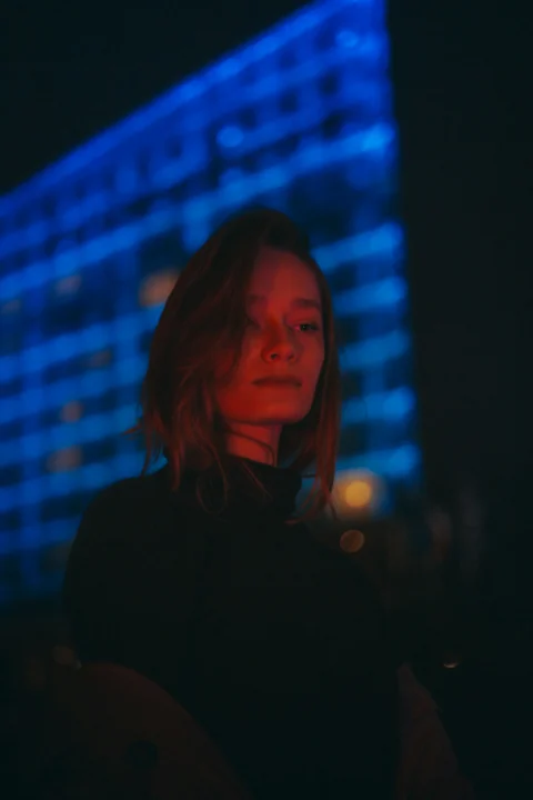 夜晚站在建筑物前的女人
